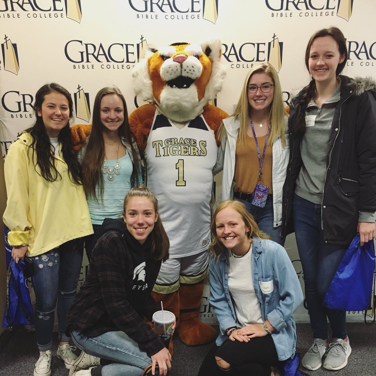 GraceTigersVB's tweet photo. 💙having all six #GBCVB freshman on campus today for #dg2018!! https://t.co/8bxVpOY5eT