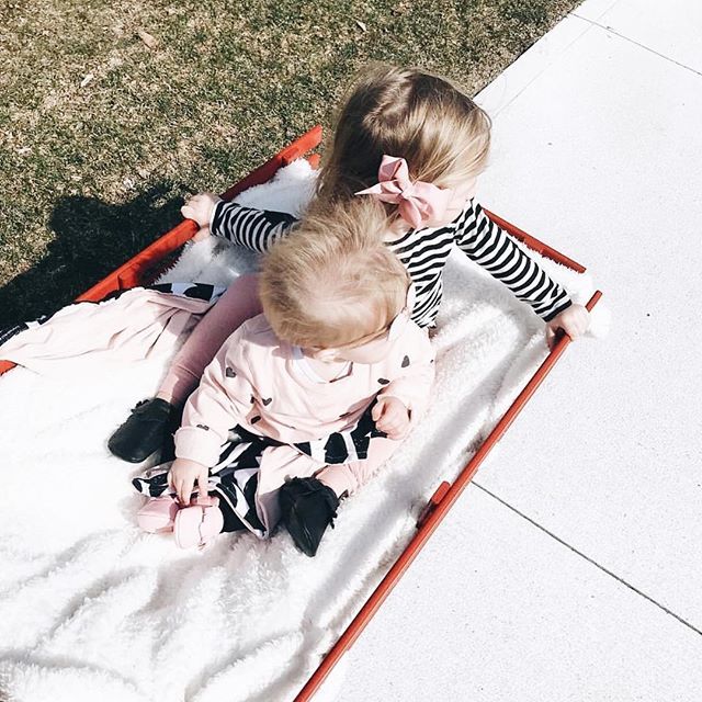 Rolling into Friday like✌🏼
📷: <a href="/andreaverburg/">andreaverburg</a> .
.
.
.
.
.
#getyourOVeron #modernmom #babymusthave #multiuse #handmadeincanada #freeshipping #swaddle #babyblanket #momlife #OVermama #itshappyhere #monochrome #diaperbagessentials #babyshower #musthave #… ift.tt/2HjDQqk
