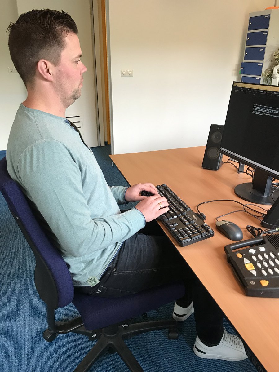 ElsVerra's tweet photo. Bart, onze nieuwe collega, leert typen volgens het 10-vingerblindsysteem. Hij moet tenslotte over een paar weken de clienten van @KonVisio #hetlooerf goede instructie kunnen geven. https://t.co/Cc9R6MW5Ef