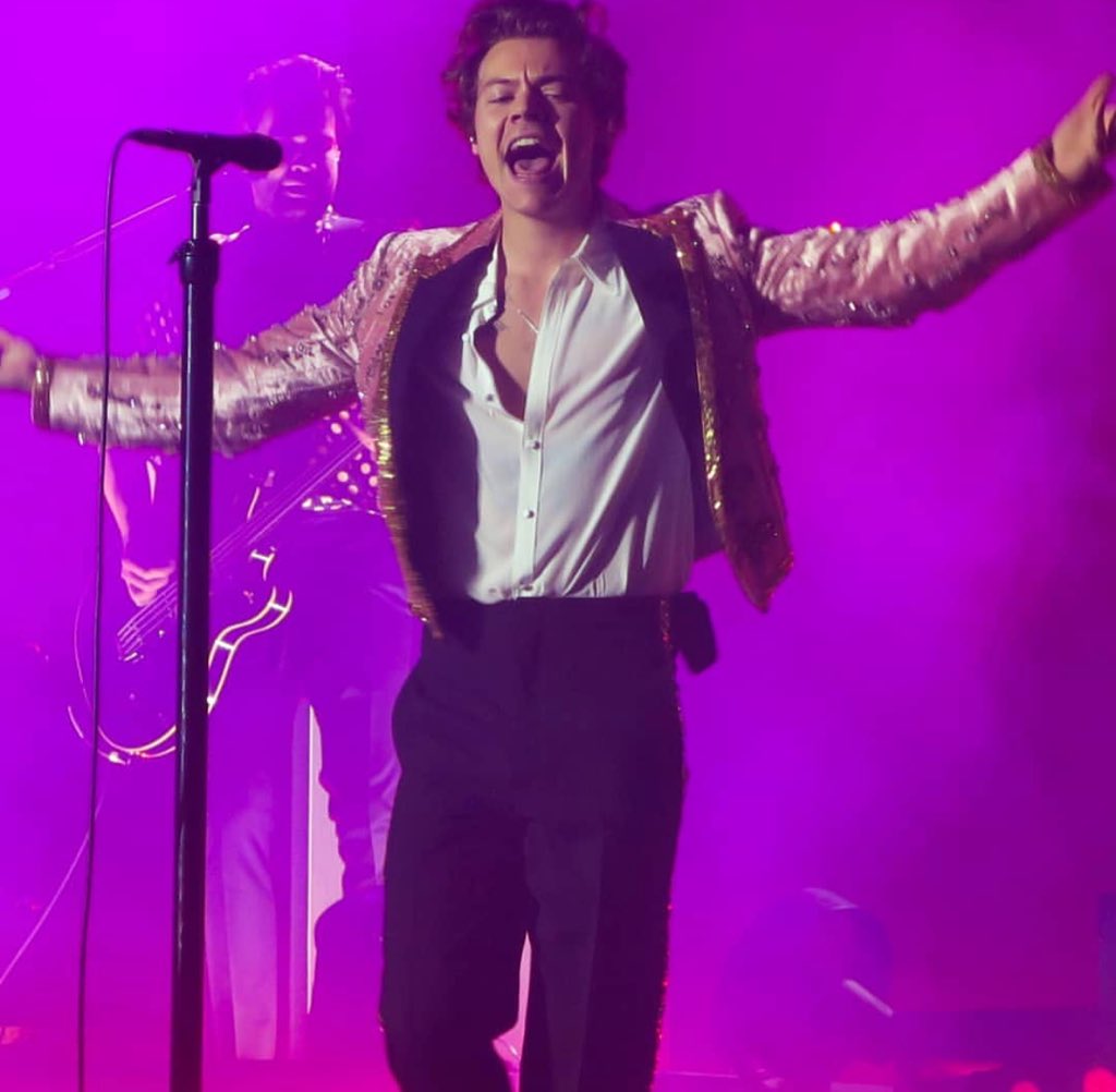 Project_Squad1D's tweet photo. Harry no palco em Londres -11/04. https://t.co/Q1SASphT7B