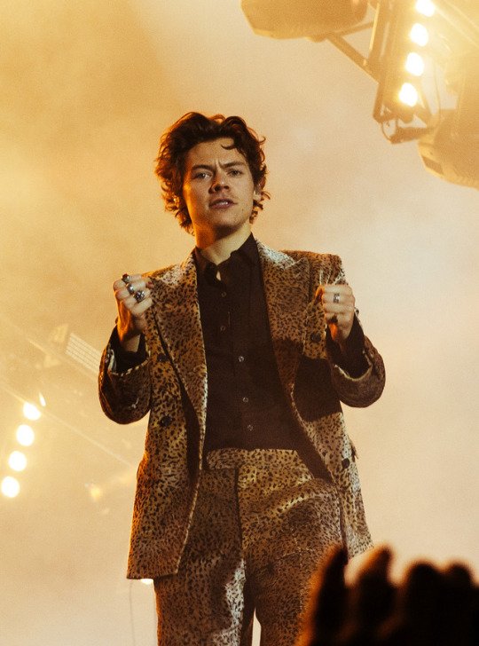 Project_Squad1D's tweet photo. Harry no palco em Londres -12/04. https://t.co/fNf7h3aJLj