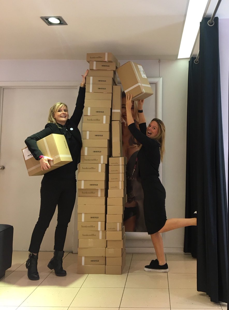 GraceMees's tweet photo. Oispakketjes ontvangen! #wekeepgoing #oisqueens #wekeeponcounting #hkmfun #loveourjob #topteam @HunkemollerBENL @HeidiBeek https://t.co/ZPgm8EKKgI