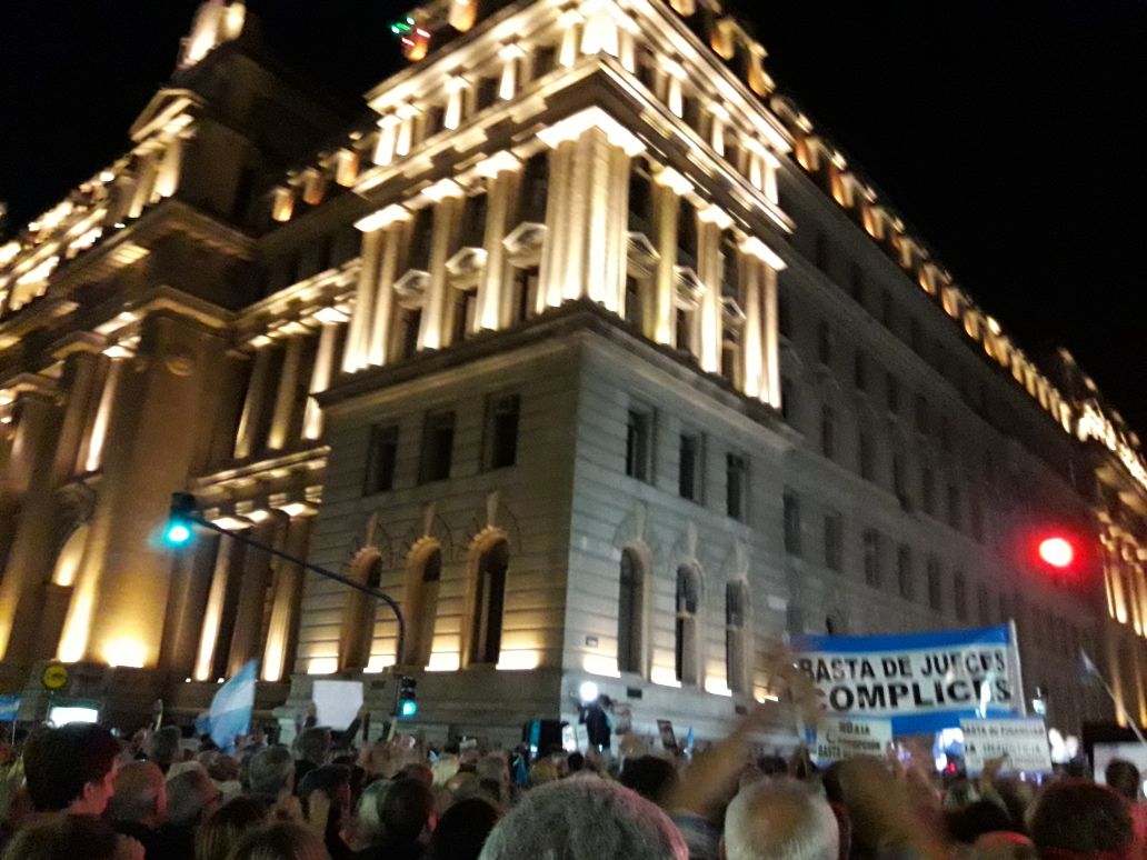 ccaricomuna8's tweet photo. Ayer legisladores de CC ARI, como Claudio Cingolani, junto a militantes participaron de la marcha en reclamo de justicia, que resguarde a los decentes y castigue a los corruptos. #12A #12AVamosPorJusticia @claucingo https://t.co/BWNllW1TBa