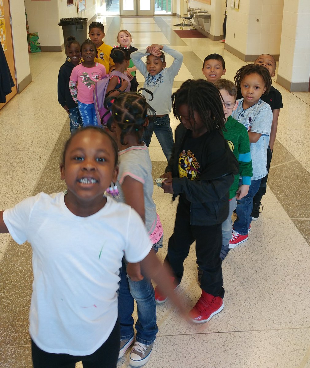 scienceatspeas's tweet image. GrK following straight &amp;amp; zigzag lines, going round &amp;amp; round, forward &amp;amp; backwards, fast &amp;amp; slow! Forces &amp;amp; motion 101!😉 @SpeasGlobal #ExpModelDemo