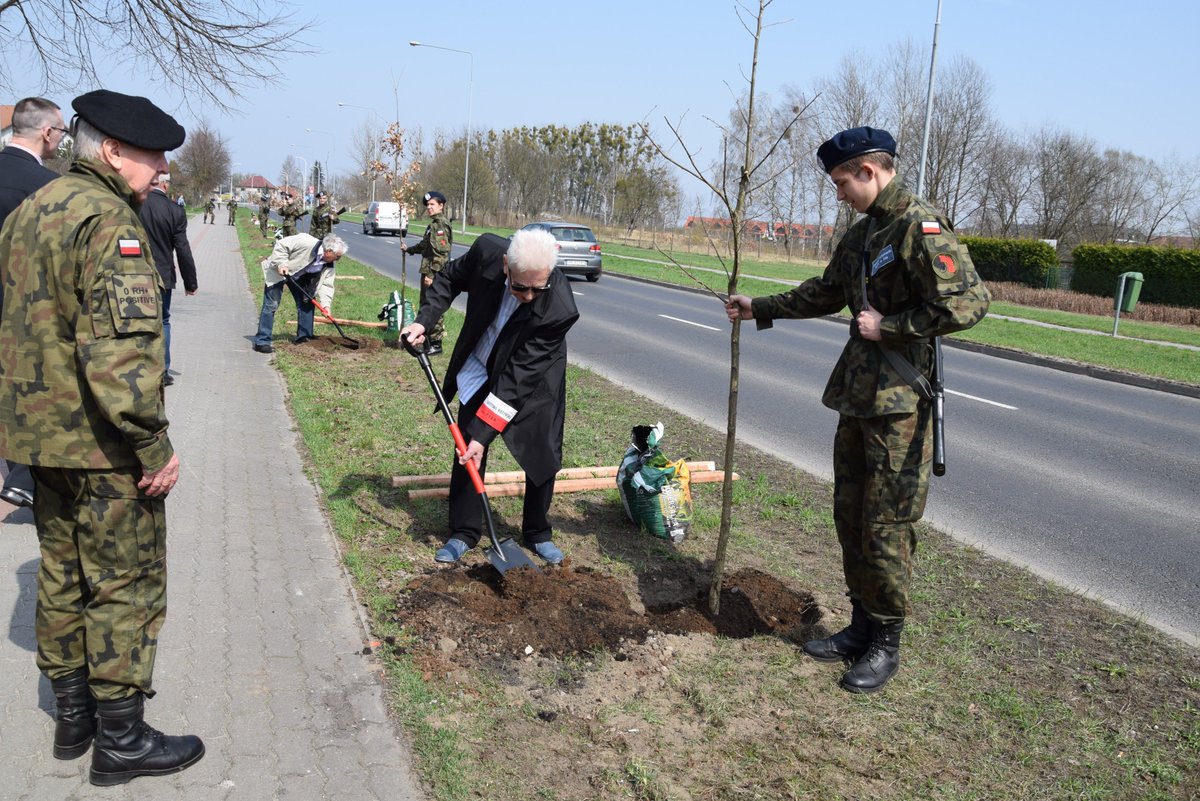 Miasto_Pila's tweet photo. W 78. rocznicę zbrodni katyńskiej w Pile posadzono Dęby Pamięci.
https://t.co/4XIGnBAb7x
#Piła #dębypamięci #Katyń #ocalićodzapomnienia https://t.co/jwAwC2DI4W
