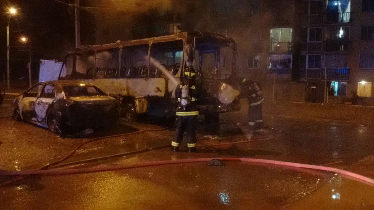 Sexta_CBT's tweet photo. Nuestra guardia nocturna atendio emergencias en la Población Mirador del Pacífico, incendio de taxibus y vehículo menor, las causas estan siendo investigadas por Laborar de Carabineros. https://t.co/DcTUgkCe98