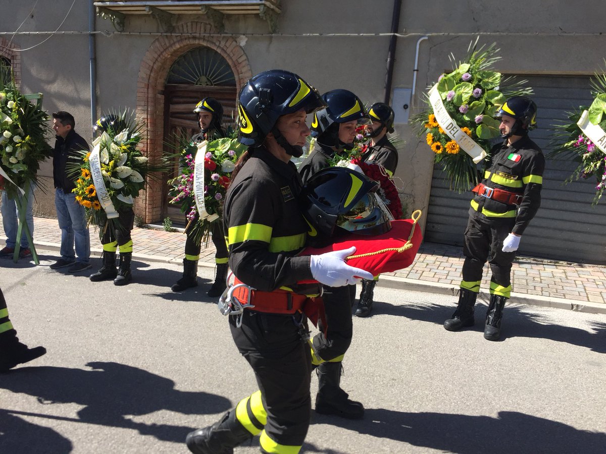 GiuliaDS83's tweet photo. A #cercepiccola funerali di #PinuccioLaVigna il feretro portato in chiesa dai colleghi venuti dalla Lombardia @TgrMolise @TgrRai @emergenzavvf @vigilidelfuoco https://t.co/MmghhlUlYv