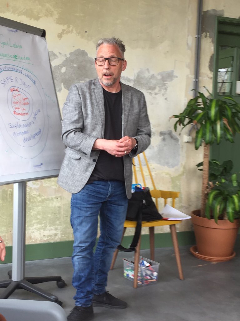 WijkmAssendelft's tweet photo. #Zaansegeluiden #donuteconomie #lab44 over menging wonen en bedrijven bij gebiedsontwikkeling #Hembrugterrein #Zaanstad https://t.co/w5LCPf4Lf0