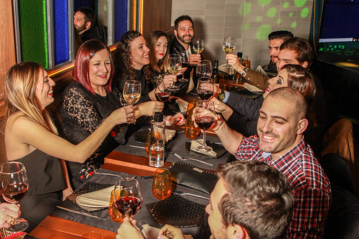 Que no te asuste el #Viernes13 😆 Esta noche cenamos en el mejor ambiente de #Barcelona... ¿Ya tienes tu reserva? - ivyrestolounge.com  #FelizFinde #FelizViernes