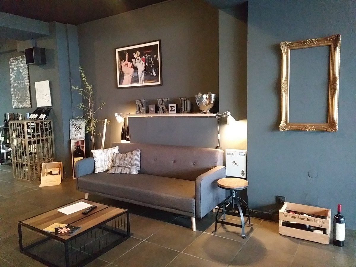 glueckstweety's tweet photo. Gestern einen tollen #Rosé von #FreundeskreisWeine im neuen #WohnzimmerDrinkingOffice #Bonn gekauft. Die stylische Location kennt ihr noch nicht? Dann lest mehr dazu bei @welovepubs: https://t.co/7GhKFalJld #geileweine #goodwineonly https://t.co/lwZNlulnz8