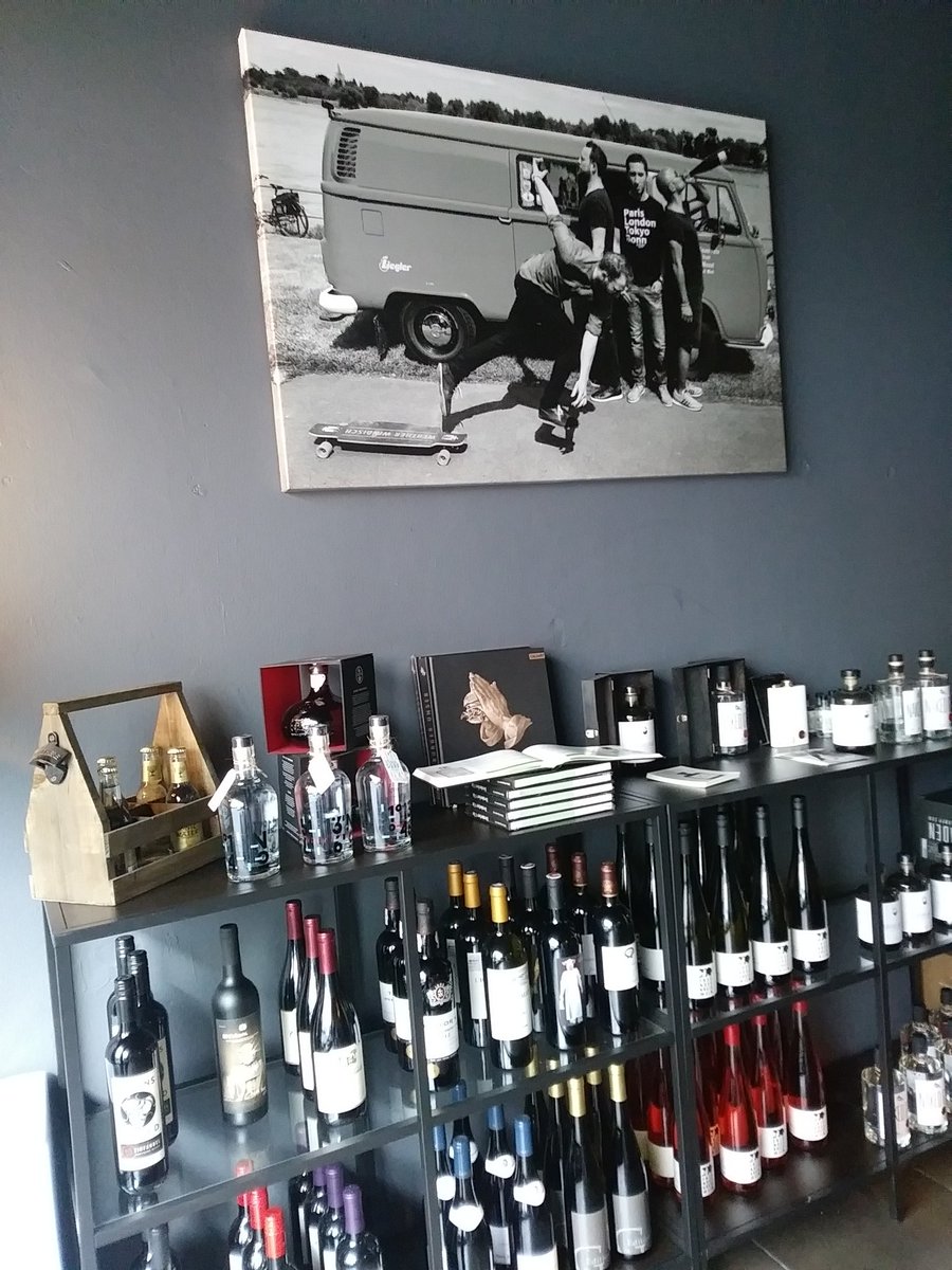 glueckstweety's tweet photo. Gestern einen tollen #Rosé von #FreundeskreisWeine im neuen #WohnzimmerDrinkingOffice #Bonn gekauft. Die stylische Location kennt ihr noch nicht? Dann lest mehr dazu bei @welovepubs: https://t.co/7GhKFalJld #geileweine #goodwineonly https://t.co/lwZNlulnz8