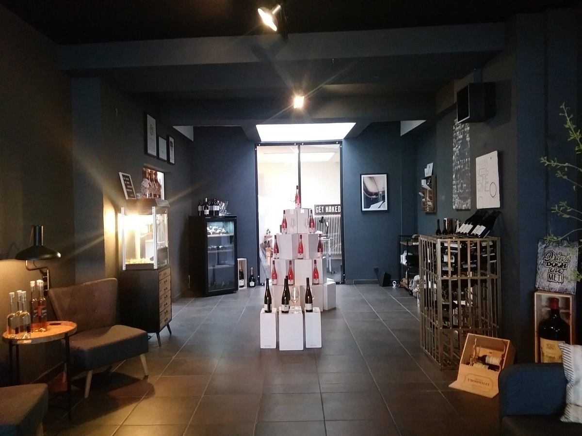 glueckstweety's tweet photo. Gestern einen tollen #Rosé von #FreundeskreisWeine im neuen #WohnzimmerDrinkingOffice #Bonn gekauft. Die stylische Location kennt ihr noch nicht? Dann lest mehr dazu bei @welovepubs: https://t.co/7GhKFalJld #geileweine #goodwineonly https://t.co/lwZNlulnz8
