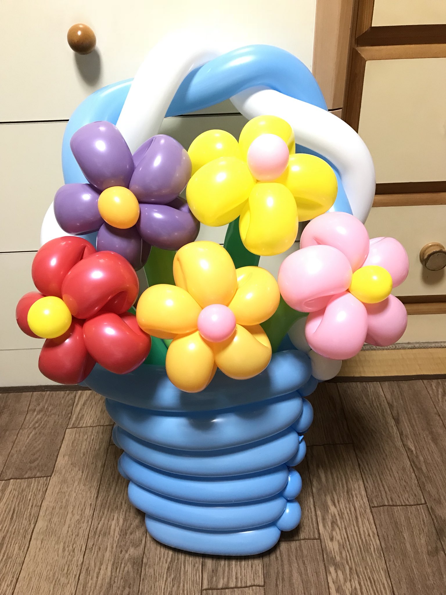 טוויטר スウィートシンガーあい בטוויטר バルーンアート練習第二段 大きな花かごが出来ました 記念に バルーンアート 風船 練習中 花かご うたのおねえさん あいお姉さん スウィートシンガーあい イベント出演 T Co Ntvieyldv0