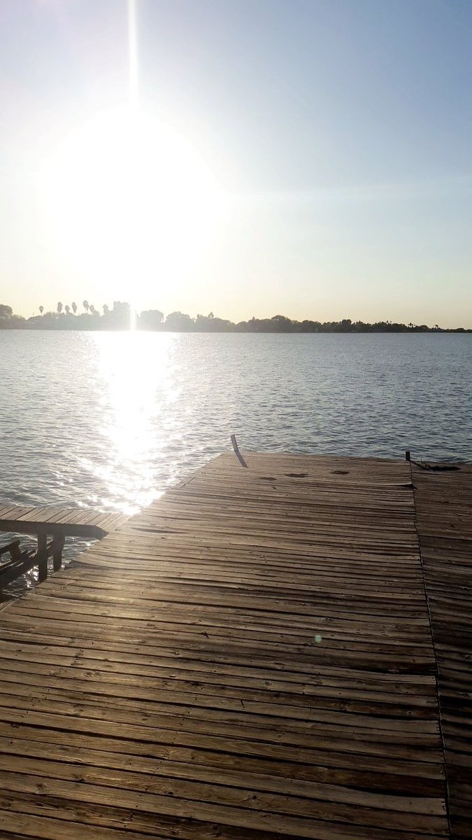 AROM_GARCIA's tweet photo. Lake house https://t.co/UPKxvOnaI3