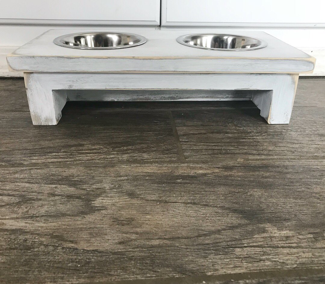 twomoosedesign's tweet photo. These x small farmhouse feeders are so cute! The feeder pictured stands at 4 inches tall and can be used for cats or small dogs. 

Are you at cat or dog person?!

#smalldog #smalldogs #catsofinstagram #cats🐱 #petsupplies #feedingstation https://t.co/YHX7YpAaTA