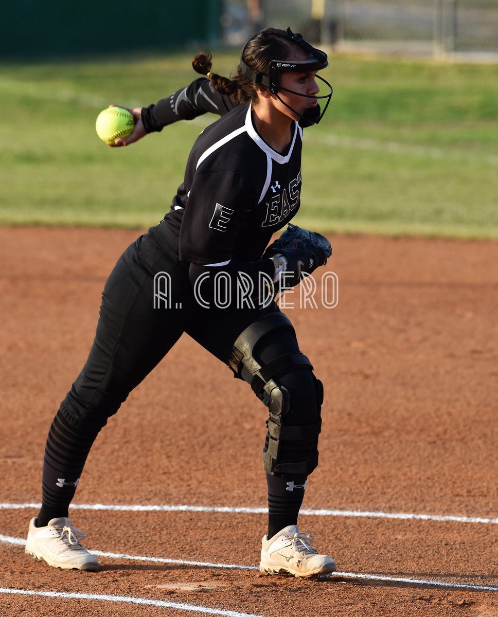 A few pictures from last night’s <a href="/WehsSoftball/">WEHS SOFTBALL</a> vs <a href="/HHSoftball1/">HHS Softball</a> game #RGVSoftball 

More Photos➡️ acordero.smugmug.com/Softball/Wesla…