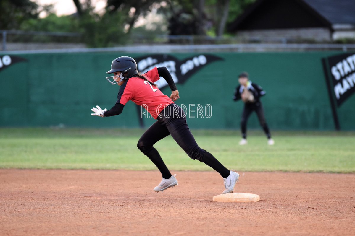 acord24's tweet photo. A few pictures from last night’s @WehsSoftball vs @HHSoftball1 game #RGVSoftball 

More Photos➡️ https://t.co/tX5urTO15Q https://t.co/n9Jz6l8Wbq