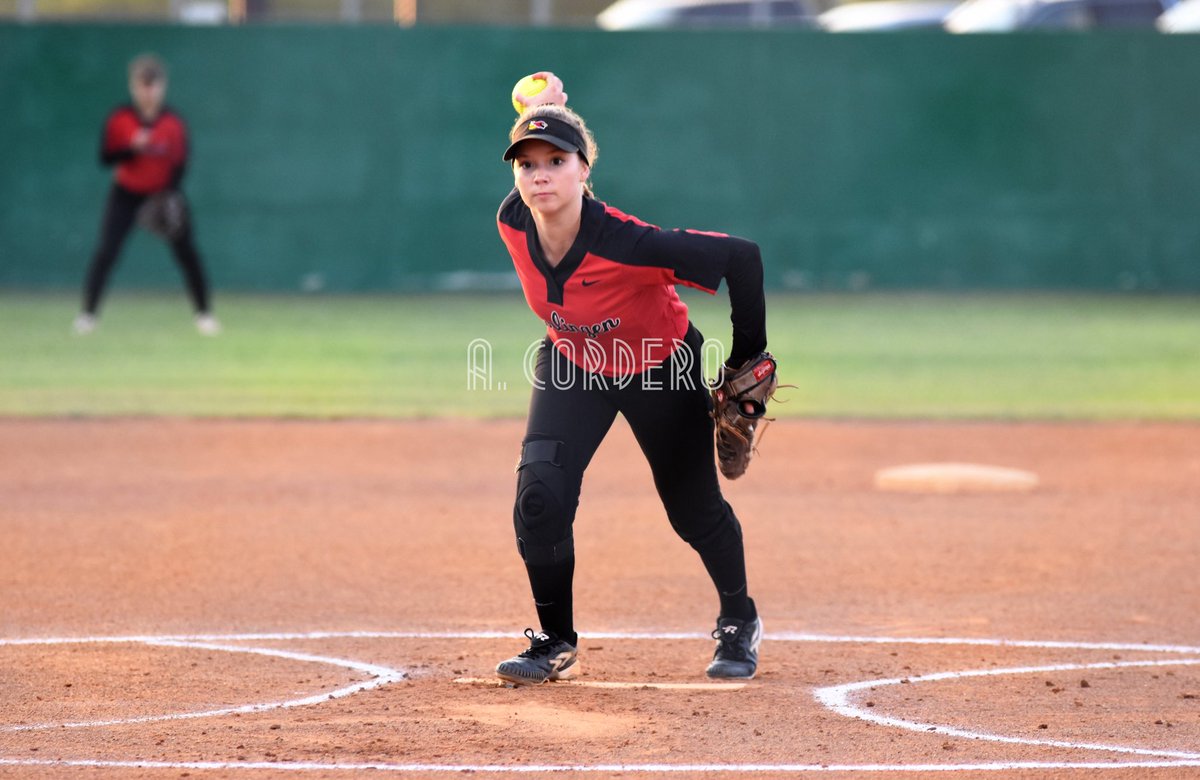 acord24's tweet photo. A few pictures from last night’s @WehsSoftball vs @HHSoftball1 game #RGVSoftball 

More Photos➡️ https://t.co/tX5urTO15Q https://t.co/n9Jz6l8Wbq