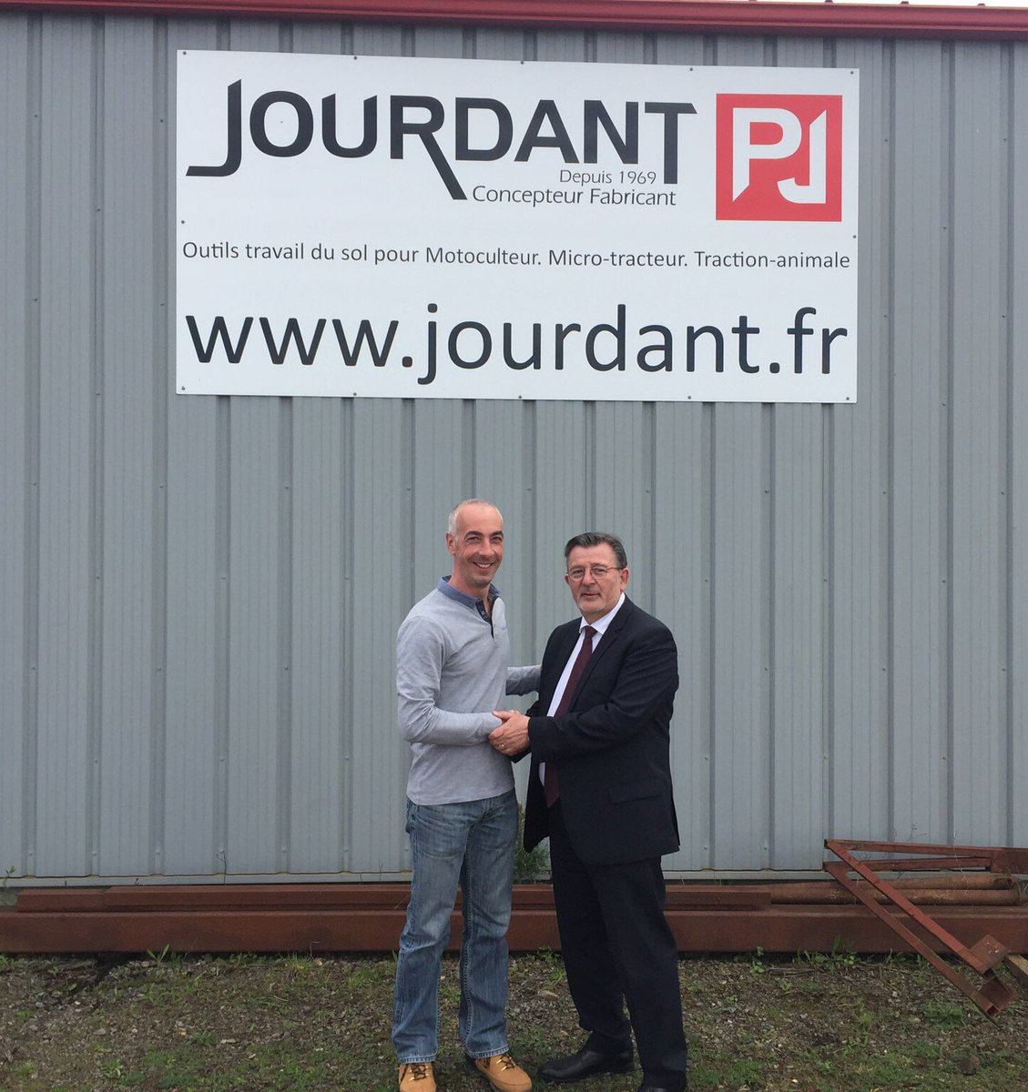 PaulRolland2018's tweet photo. Bons échanges avec Stéphane Parrain, Président de l'Indre. Oui, les valeurs d'authenticité, de goût du travail et de performance, que portent nos dirigeants, font la force de notre #industrie. #entrepreneursengagés https://t.co/M6iCQIfizY