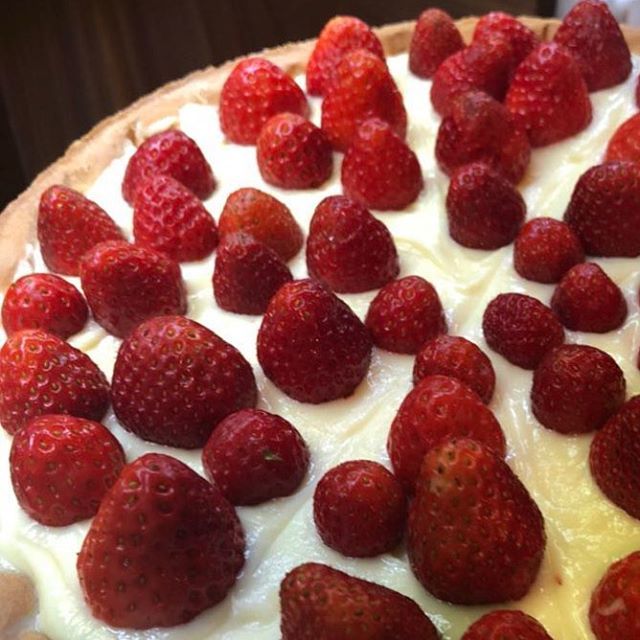 Клубничный сезон объявляем открытым! 🍓🍓🍓🍓🍓🍓🍓🍓🍓доставка по телефону +998 977011122 #клубничныйтарт #caricakecafe #вкуснаяжизнь #клубника #заварнойкрем #песочныйтарт