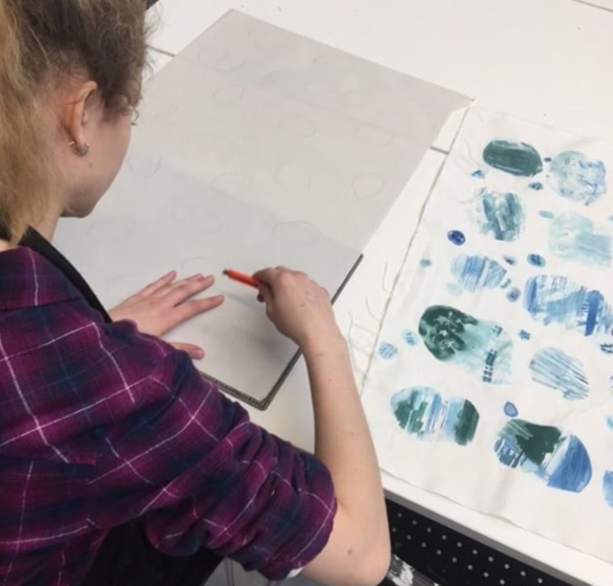 Print student olivia busy down in our Brit mill studios 💙 #print #screenprinting #printroom  #printstudio #printdesigners #students #derbyuni #derbyuniversity