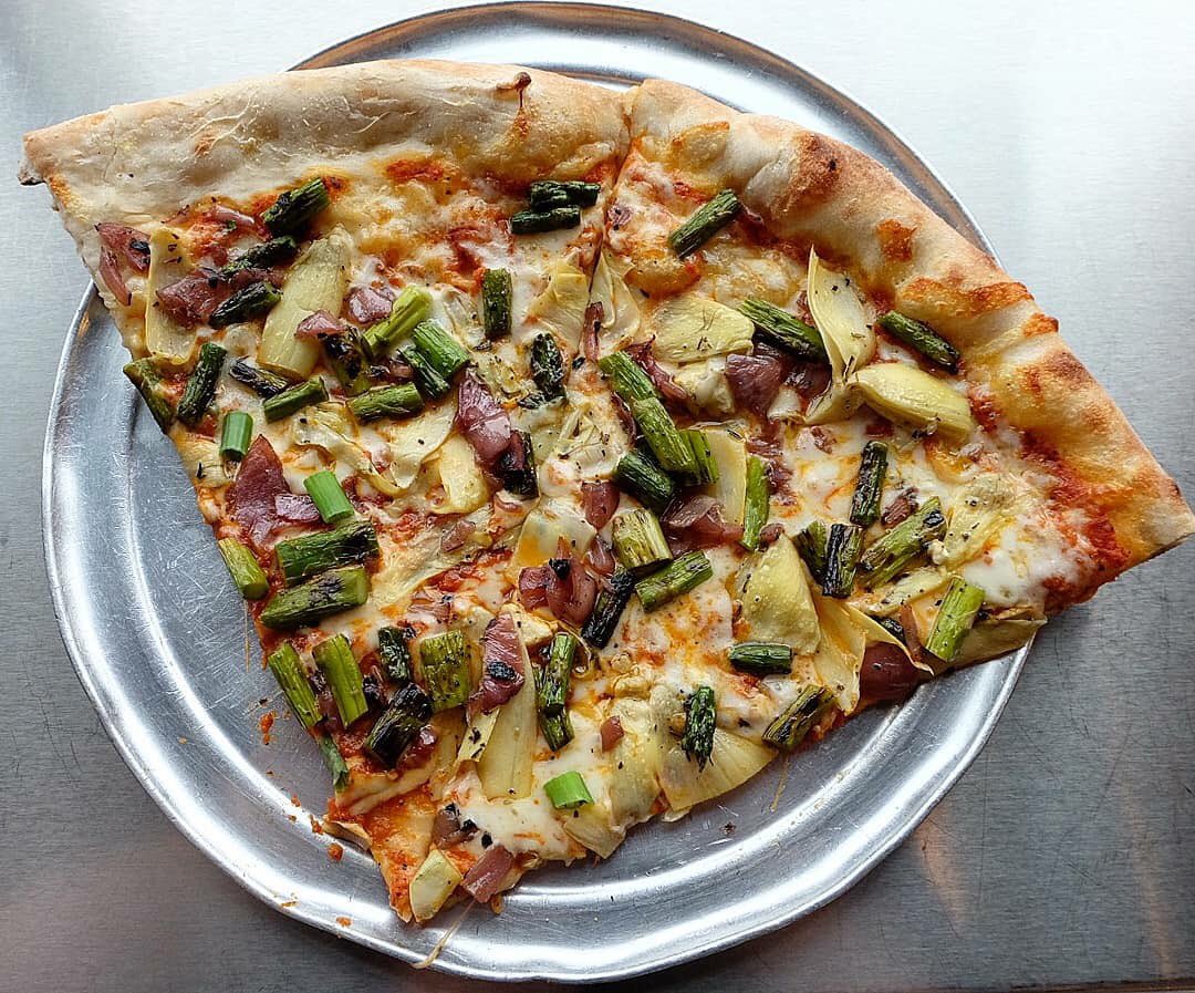IansPizzaMKE's tweet photo. It’s time for another #FreePizzaFriday!! RT this for the chance to win 4 free slices from #IansPizza!! 🍕🍕🍕🍕 https://t.co/MbYxRHHAml