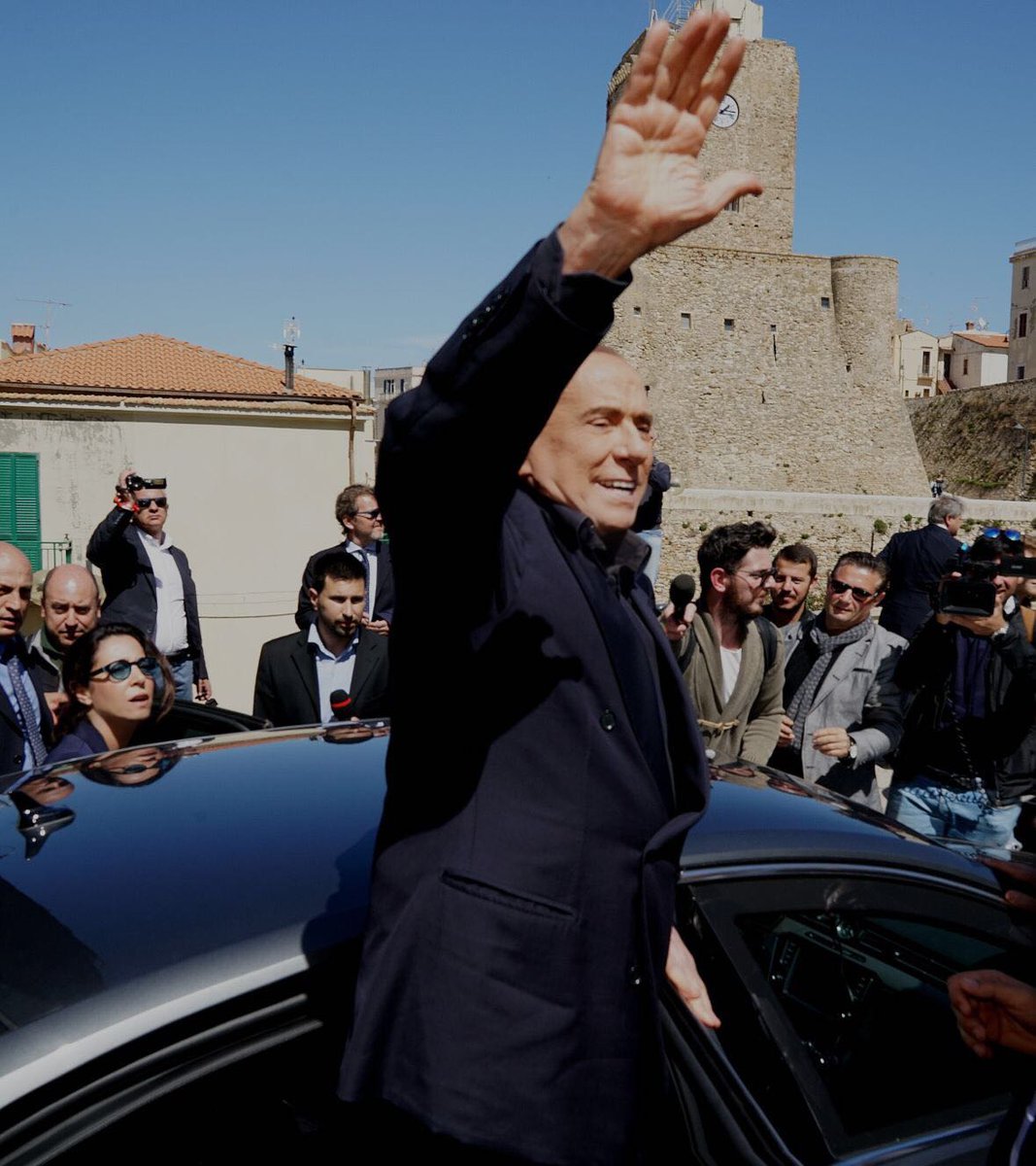berlusconi's tweet photo. Grazie agli amici Molisani per l'accoglienza! Vi invito tutti a votare #centrodestra: non disperdiamo consensi a favore di chi non offre nessuna possibilità di trovare soluzioni per i problemi del Paese. #ForzaItalia #Termoli #RegioneMolise #ElezioniRegionali https://t.co/g5jR7WKbxz