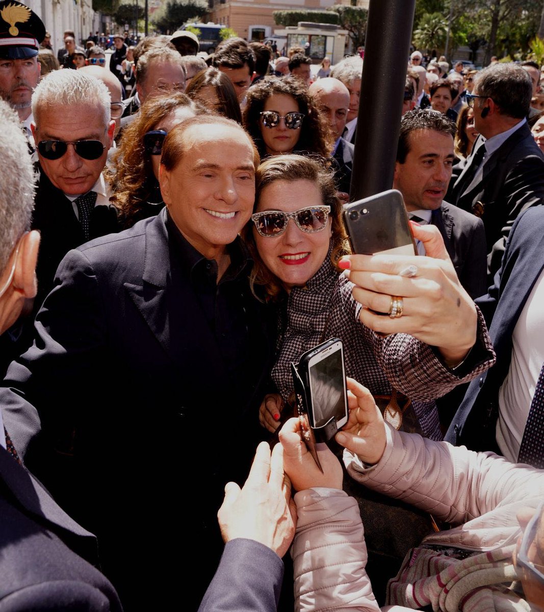 berlusconi's tweet photo. Grazie agli amici Molisani per l'accoglienza! Vi invito tutti a votare #centrodestra: non disperdiamo consensi a favore di chi non offre nessuna possibilità di trovare soluzioni per i problemi del Paese. #ForzaItalia #Termoli #RegioneMolise #ElezioniRegionali https://t.co/g5jR7WKbxz
