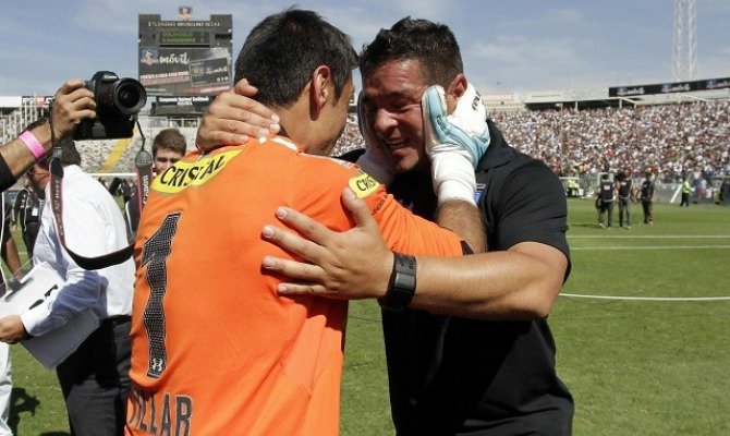 Cantemostodoscl's tweet photo. A cuatro años de la imagen, #ColoColo alcanzaba su estrella número 30, gracias a la anotación de Felipe Flores a SW y bajo la tutela de Héctor Tapia y de Miguel Riffo. Foto: Gentileza. https://t.co/UQllPYCs3g