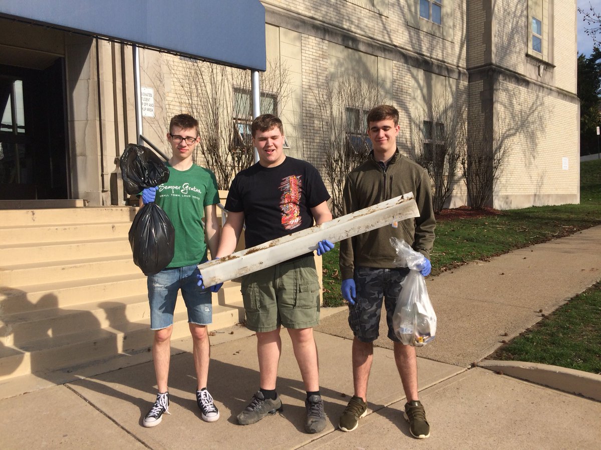 AmyBarley1's tweet photo. Thank you 2nd Period Intro to Ecology Class for helping to keep our “yard” beautiful.  New plantings coming soon to the corner! Thank you @MrRodgers_7! @LeechburgPride #microtrash #leavenotrace #ReduceReuseRecycle #KeepLeechburgBeautiful https://t.co/T3EEnQTHX3