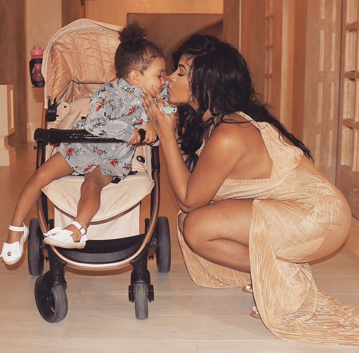 MyBabiie's tweet photo. This picture is everything ♥️
How gorgeous does @LateyshaGrace look with daughter Wynter in her @BillieFaiers Rose Gold &amp; Blush MB200 🌸
Coming back into stock soon ✌️
#mybabiie #rosegold #billiefaiers #lateysha https://t.co/W8OPVP8wW0