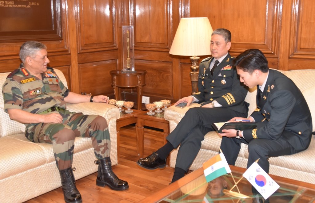 adgpi's tweet photo. General Kim Yongwoo, Chief of Staff, Republic of Korea Army called upon and interacted with General Bipin Rawat #COAS today. Discussed issues of mutual &amp; strategic concern. @SpokespersonMoD @PIB_India @HQ_IDS_India @DefenceMinIndia https://t.co/dDTJKFEC7z