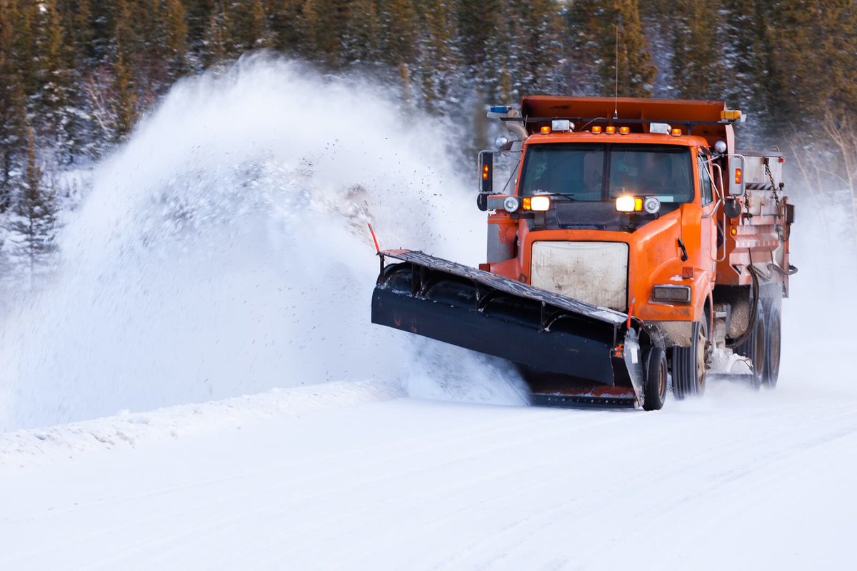 CityofOsseo's tweet photo. @CityofOsseo residents and visitors...SNOW is on the way! Crews will be out all weekend. Help us keep the streets clear of snow & ice this weekend. Learn more here: https://t.co/Empcw31ZYq #Osseo #snowsnowsnow Please RT https://t.co/61jQqL1Rx3