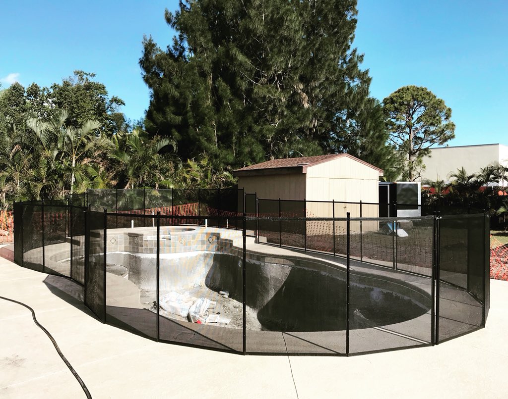 poolfenceusa's tweet image. Florida Swimmingpool code requires #poolfence #poolbarrier keeping back yard safe
