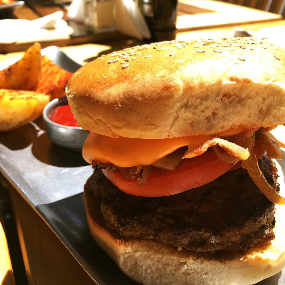 bartolabsas's tweet photo. Bartola #Burger, una fiesta! 180 grs de Carne, tomate, #cheddar y cebolla caramelizada. https://t.co/V0jPGj1AkP