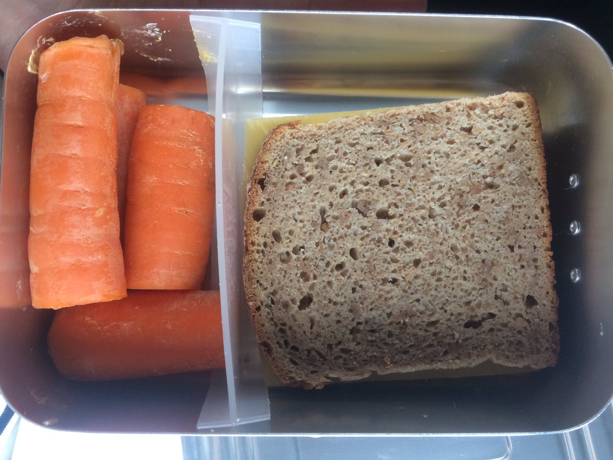 soenxn's tweet photo. Business Lunch für den Ambient News Redakteur😂 #halbsowild https://t.co/17nnCmB9WE