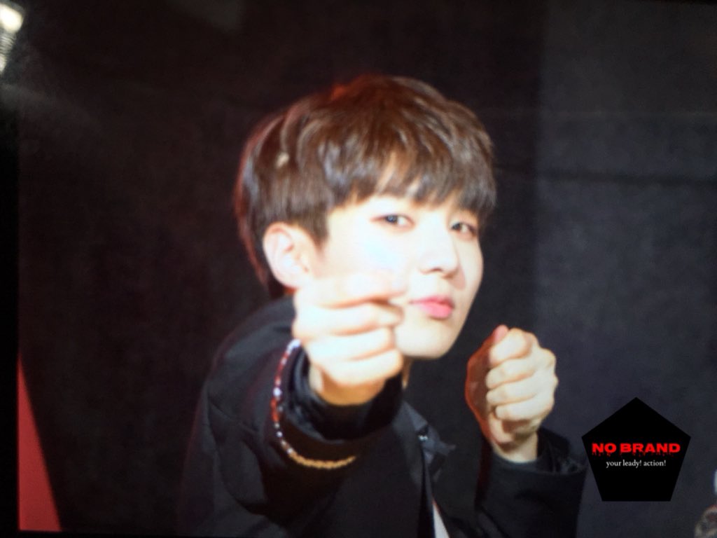 no_brand0409's tweet photo. 180413 첫사인회

#느와르 #NOIR #준용 #이준용 #JUNYONG #GANGSTA #갱스터 https://t.co/CtQX7NpRu7