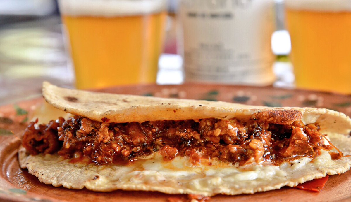 BetoLanz's tweet photo. Dar envidia al prójimo.
Quesadilla con chicharrón prensado. ✋🏻 Dar es dar.
#ElNidal #Guanajuato https://t.co/8a6udpERq0
