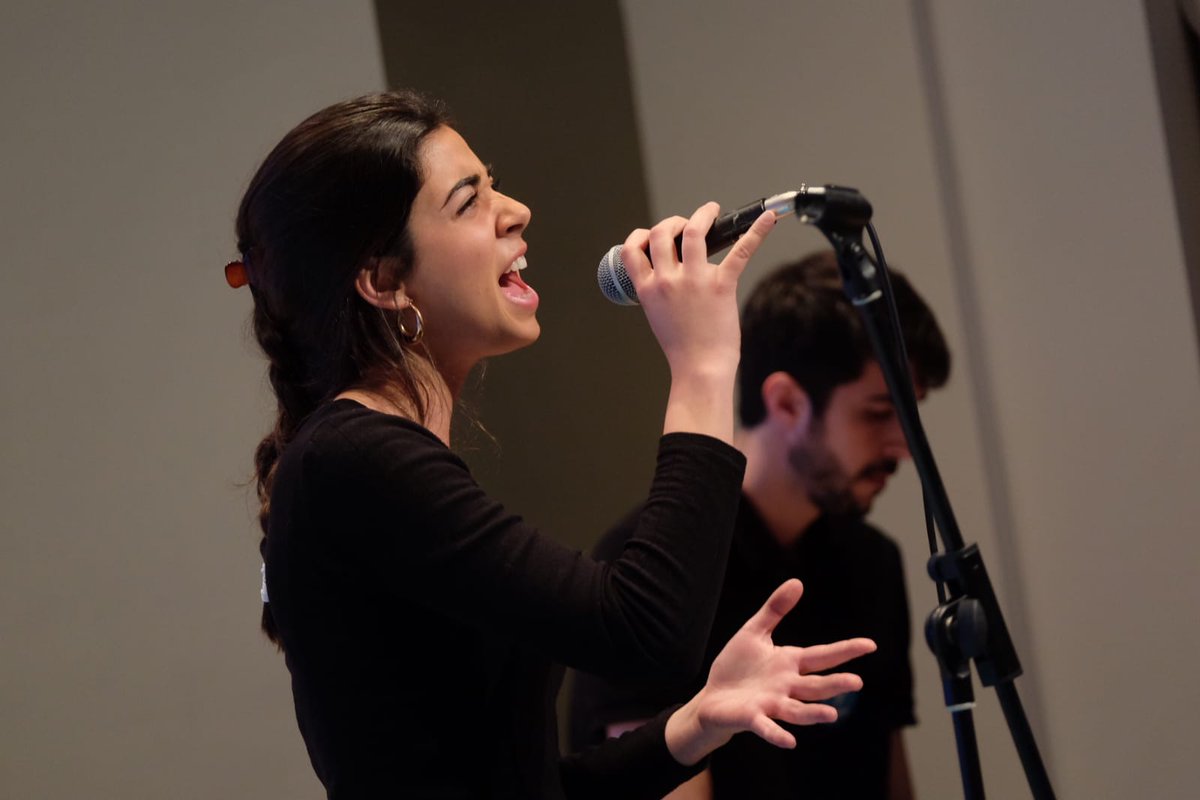 Jove i talentosa. Arriba amb força i ens dedica dos dels seus temes per acomiadar el #FigueresTalent. Els seus referents son Amy Winehouse i la seva música negre en català no deixa indiferent a ningú. Ella és @Sara_Terraza