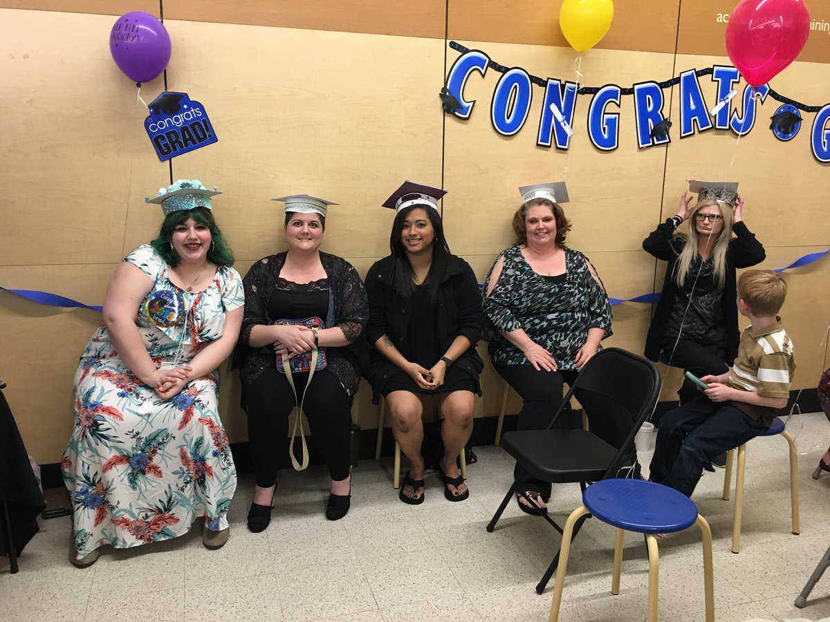 ThompsonMechel1's tweet photo. Great day for these 2018 graduates.  So proud of them all. #OurFuture https://t.co/EiBLtaNcRj