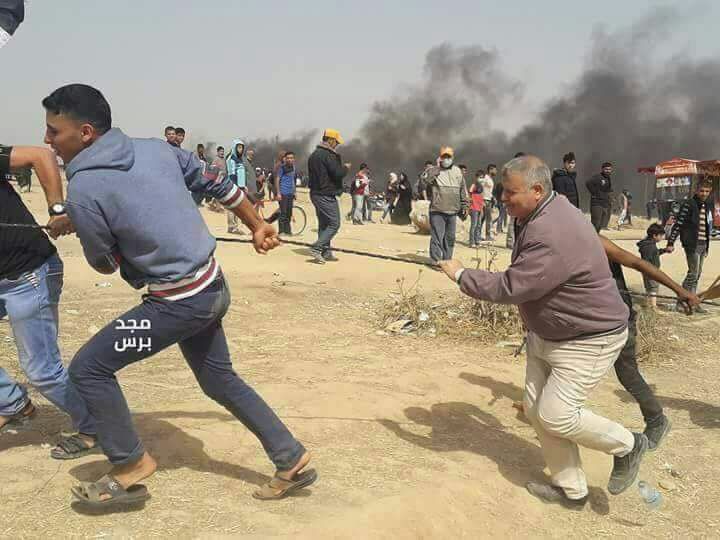 #صورة 
 القيادي في حركة الجهاد الاسلامي خالد البطش خلال مشاركة مع المتظاهرين بخلع السياج الفاصل على حدود #غزة اليوم.