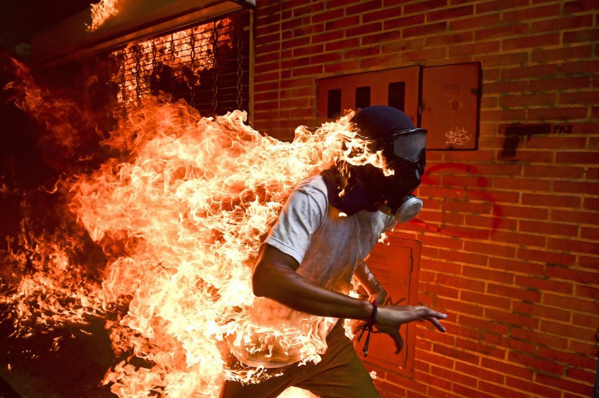 cyrilbonnet's tweet photo. "Burning Man" à Caracas : l'histoire d'une photo explosive... et consensuelle https://t.co/2dYSh7esPP via @LObs https://t.co/oiLztemuN2