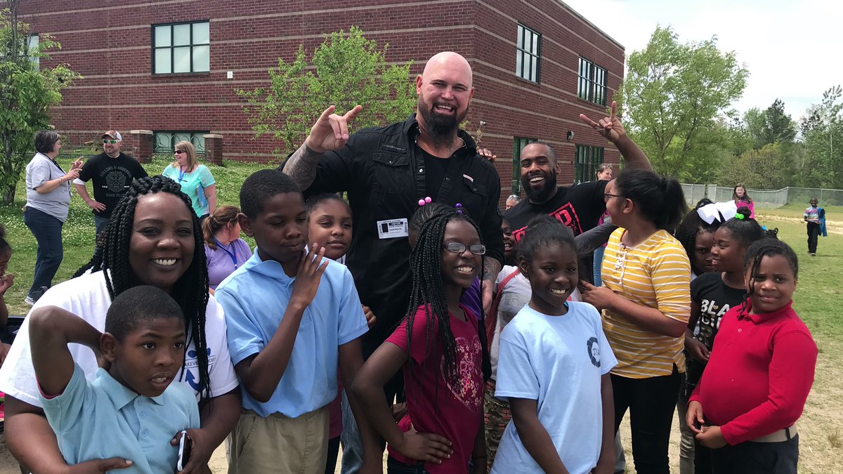 The_BigLG's tweet photo. Thank you Lakeview Academy in Milledgeville, GA for allowing me to be your guest speaker today! #TooSweet https://t.co/3Gy2MIFxbZ