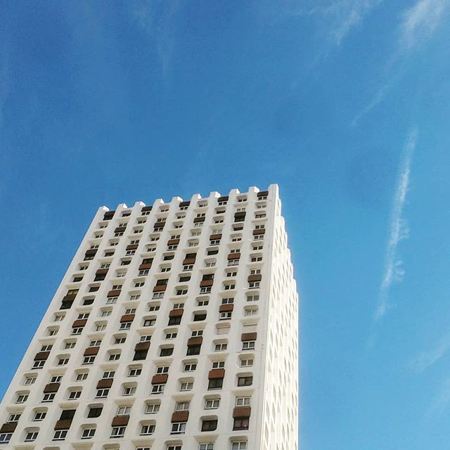 sonjaBajic's tweet photo. Sunny days ahead. Or so it was promised 
#parisnow #paris20eme #parisarchitecture #skyscrapers #differentparis #bluesky #sunny #paris #parismylove https://t.co/0rTuvpAx42 https://t.co/xVCJocETzN