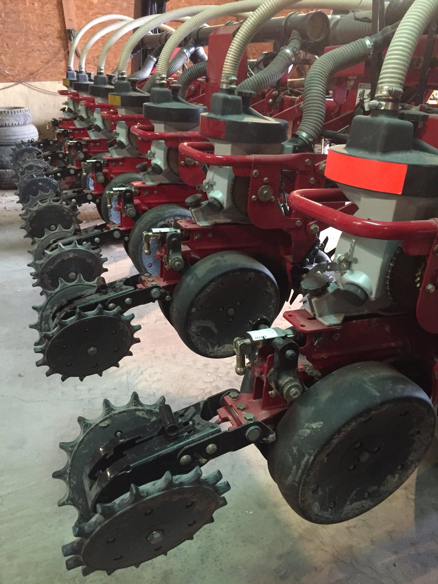DillonSprunk's tweet image. Got the furrow cruisers on @CopperheadAg now waiting for the snow to quit.