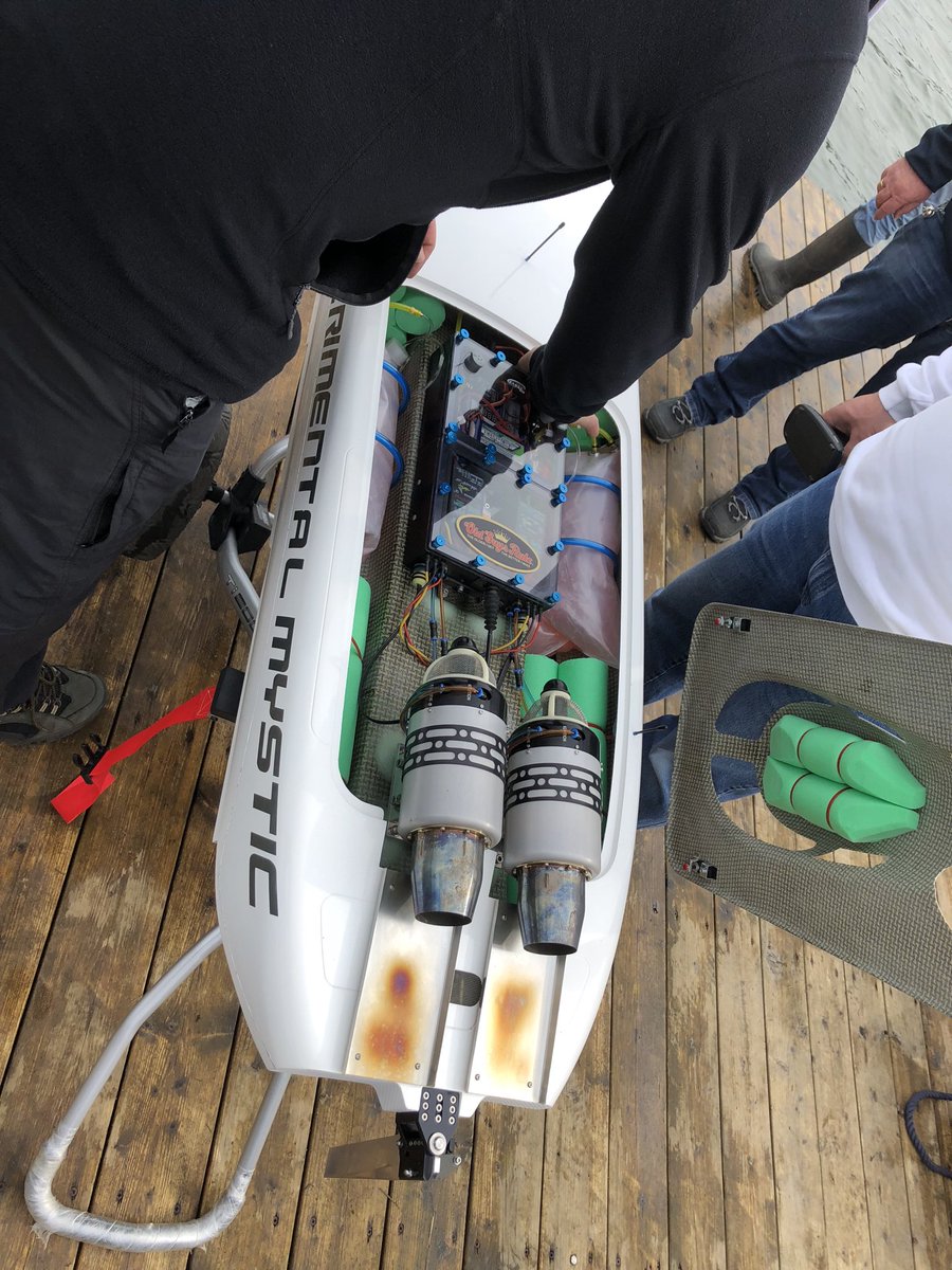 danta's tweet image. Mein Boot42 sieht neben dem Turbinenboot etwas bescheiden  aus. Fahren die Kerosinturbinenboote, fahren gleichzeitig keine anderen Speedboote! #SpeedBoot