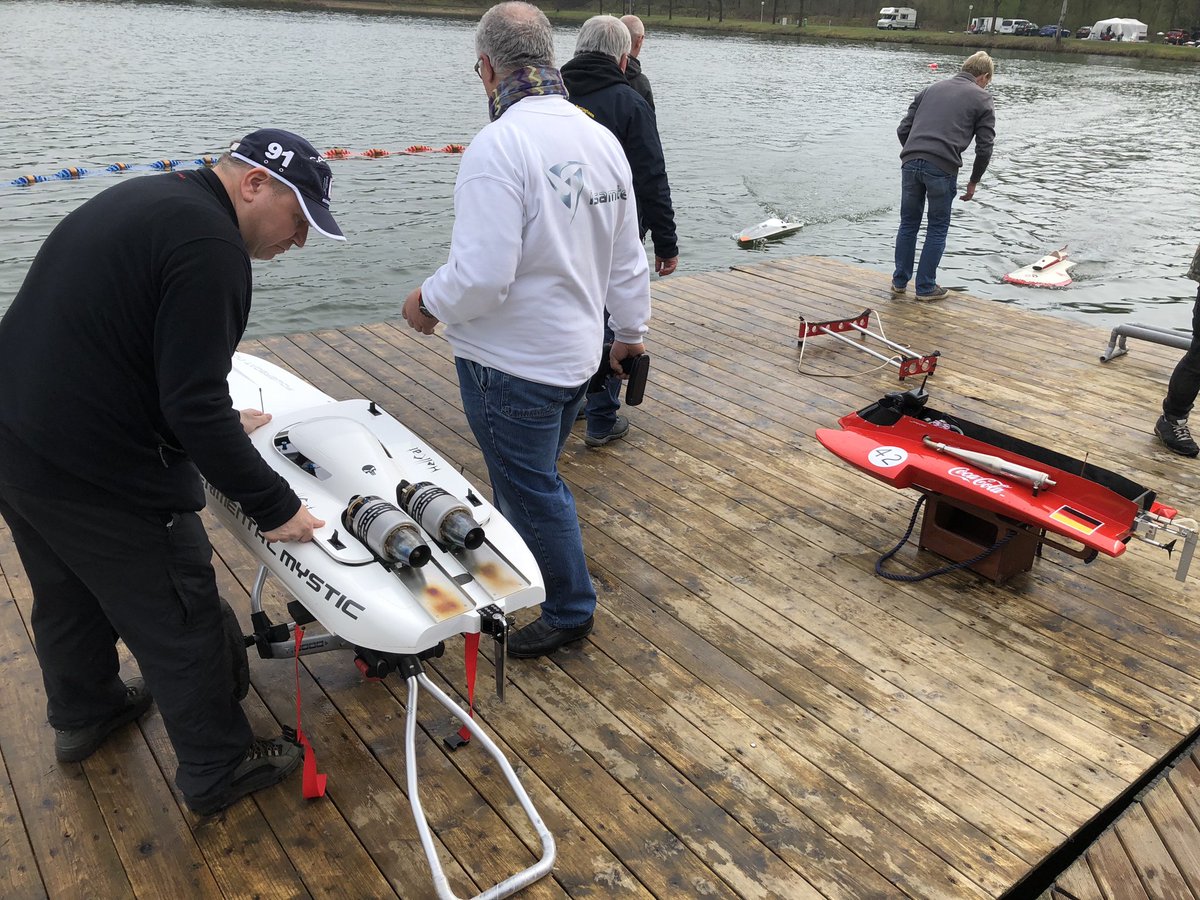 danta's tweet image. Mein Boot42 sieht neben dem Turbinenboot etwas bescheiden  aus. Fahren die Kerosinturbinenboote, fahren gleichzeitig keine anderen Speedboote! #SpeedBoot