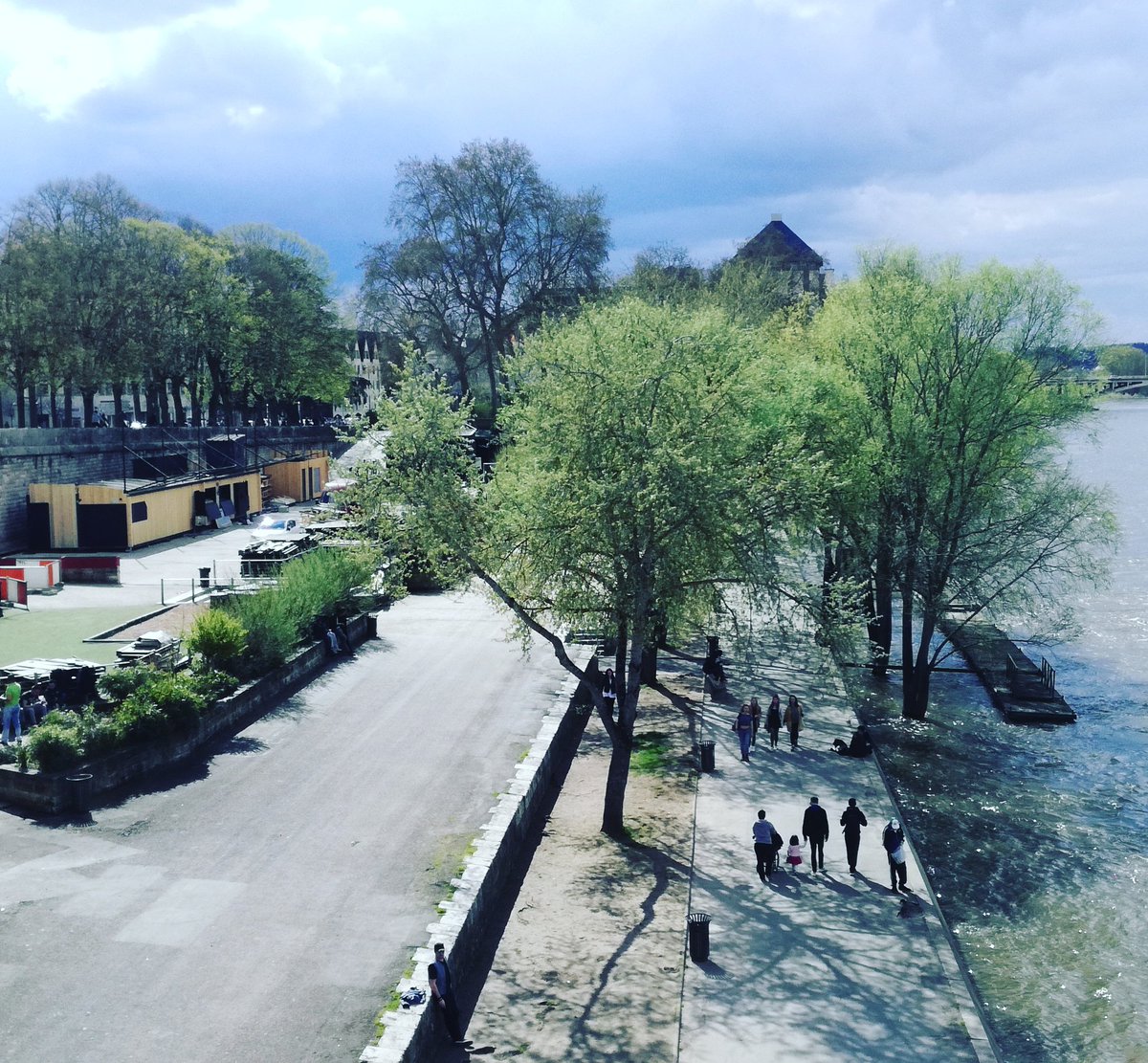 La #Guinguette de #Tours sur les #BordsDeLoire s'installe tranquillement 
Hâte de pouvoir profiter de ces après-midi et soirées dans un cadre exceptionnel ! 🍷🍻🍸