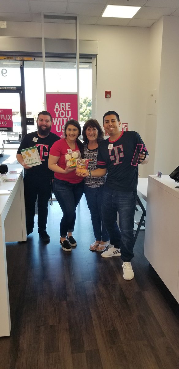 Uncarrier_Eric's tweet photo. Love it when our customers thank us with sweats. #CustomerObsessed #CustomerReady
@isaac2691 @onblanco7 https://t.co/xDPykKH7rO