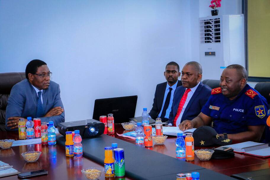 AmbHenriMova's tweet photo. Un plan anti-embouteillages,on y travaille depuis ce vendredi avec la police,la sécurité routière,l'Association des Chauffeurs du Congo)et d'autres acteurs sociaux.Ensemble,combattre ce fléau qui coûte cher à l'économie(Exemple,perte de 15 milliards d'euros sur 15 ans en France). https://t.co/lUyK1abQTI
